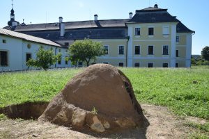 Chytrá ruka Zámek Žďár: Historická zakuřovaná keramika